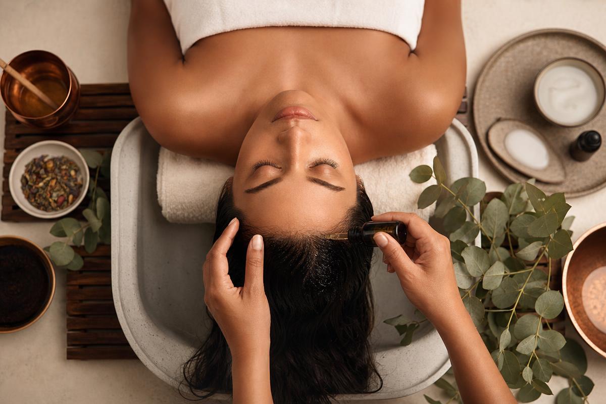 Ritual de head spa con aplicación de aceites esenciales en el cuero cabelludo